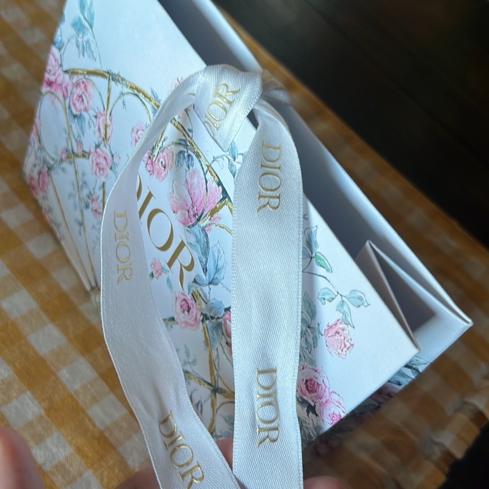 Authentic Dior bag and pouch. Brand new. Beautiful print🩷 - Picture 4 of 6
